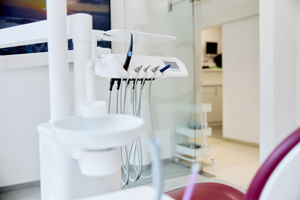 Behandlungseinheit für zahnchirurgische und implantologische Eingriffe