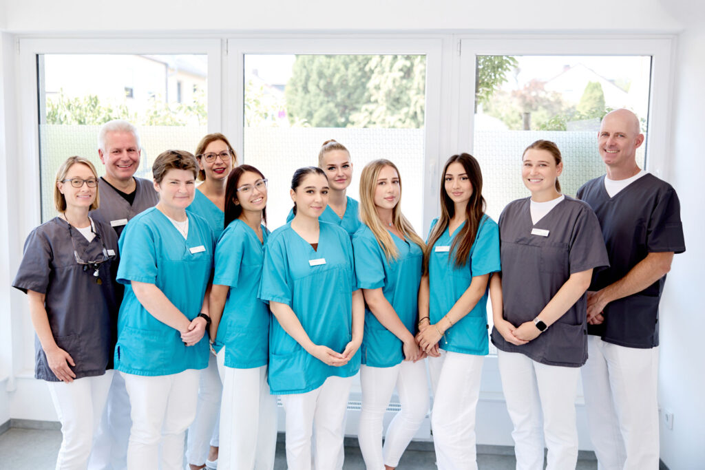 Praxisteam der Zahnarztpraxis Dr. Herzog und Kollegen im Empfangsbereich