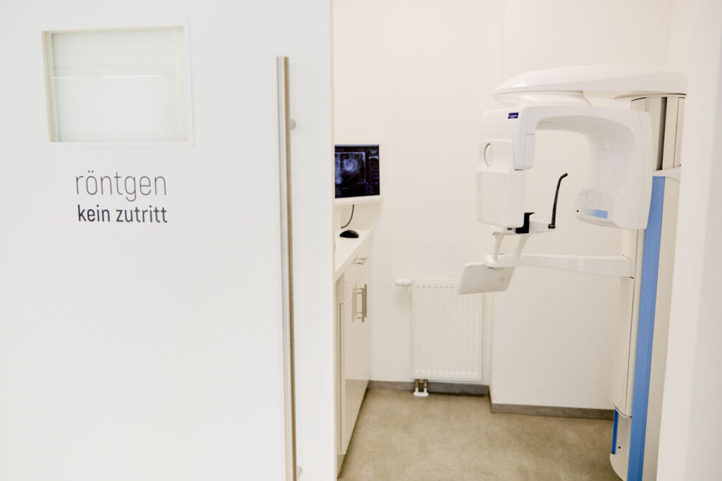 Röntgenraum mit Low-Dose-DVT-Technik zur 3D-Implantatplanung