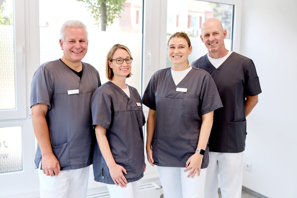 Vierköpfiges Behandlerteam der Praxis in Augsburg-Hochzoll